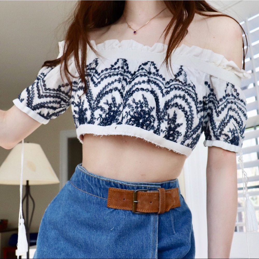 Pacsun white and blue embroidered crop top 🌼